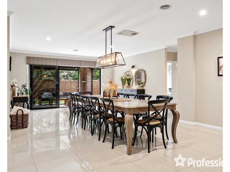 27 Freshfield Avenue, Mooroolbark VIC 3138