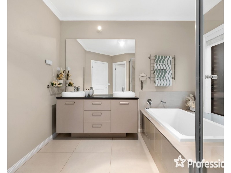 27 Freshfield Avenue, Mooroolbark VIC 3138