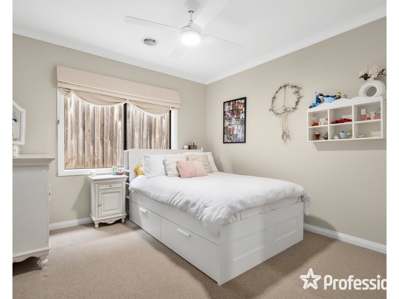 27 Freshfield Avenue, Mooroolbark VIC 3138