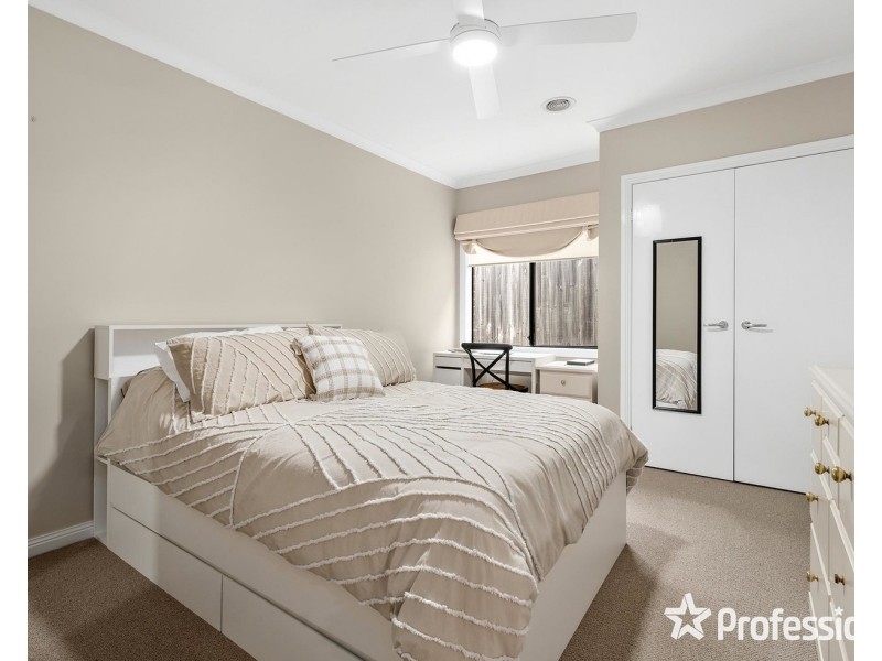 27 Freshfield Avenue, Mooroolbark VIC 3138
