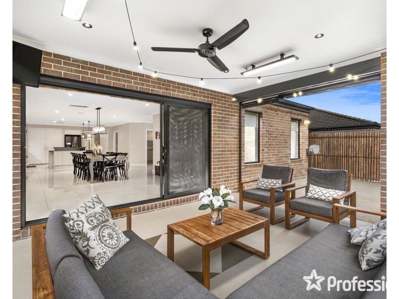 27 Freshfield Avenue, Mooroolbark VIC 3138