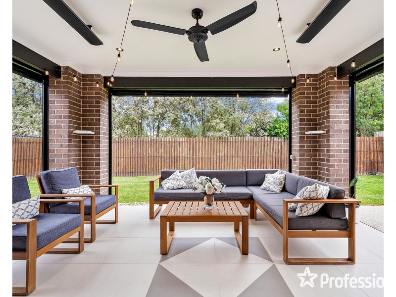27 Freshfield Avenue, Mooroolbark VIC 3138