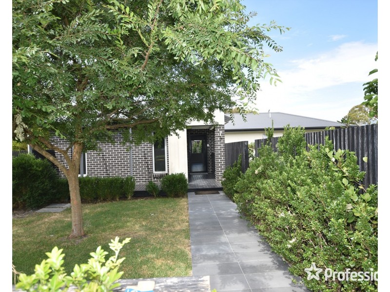 1 Acorn Grove, Mooroolbark VIC 3138