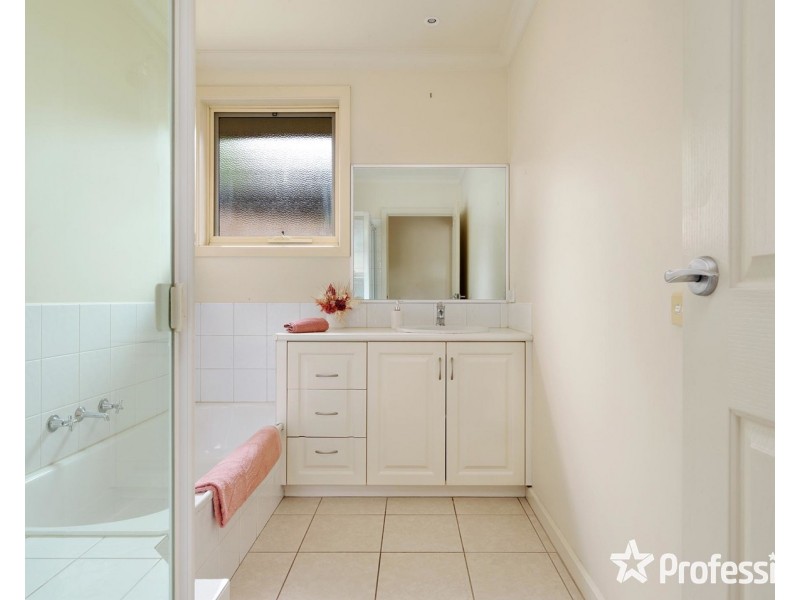 77 Manchester Road, Mooroolbark VIC 3138