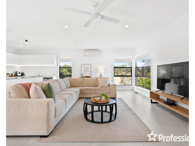 27 Nambour Drive, Mooroolbark VIC 3138