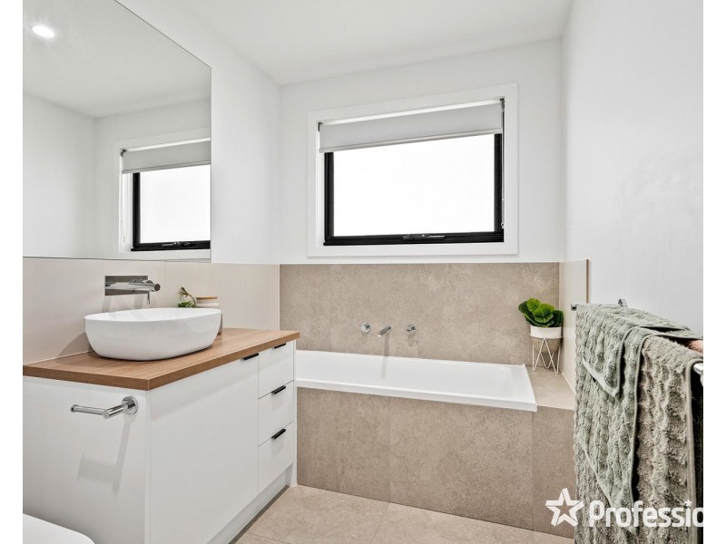 27 Nambour Drive, Mooroolbark VIC 3138