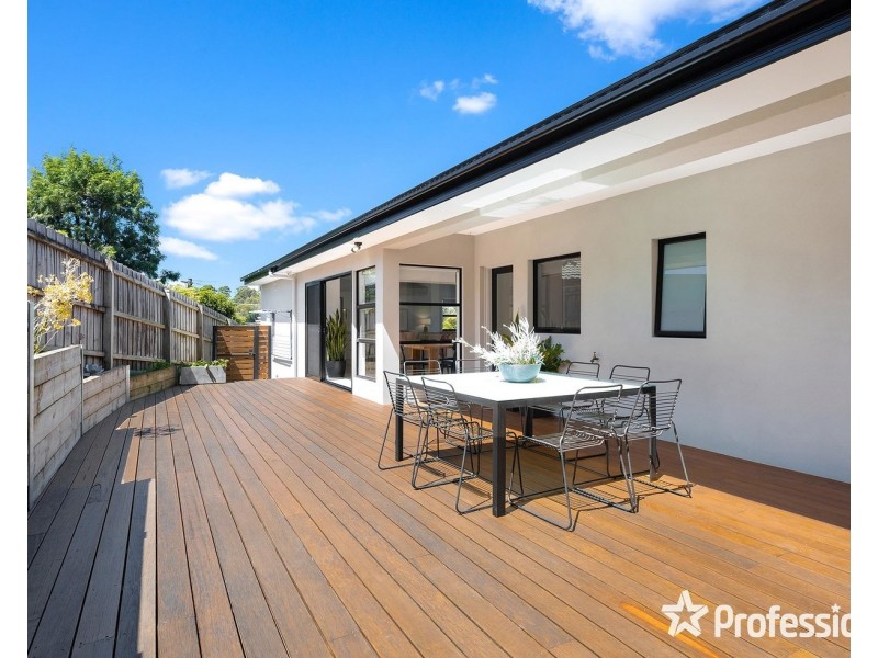 27 Nambour Drive, Mooroolbark VIC 3138