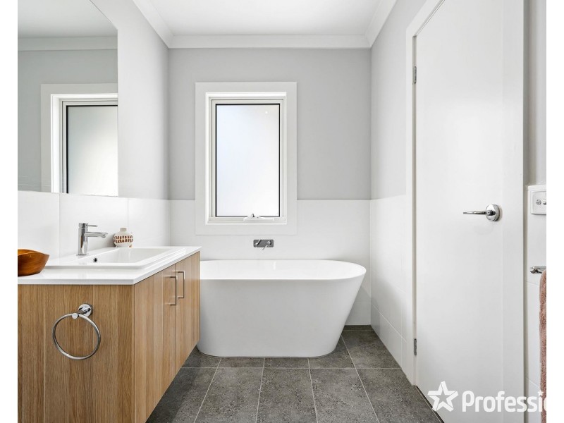 1-3/1 Churchill Way, Kilsyth VIC 3137