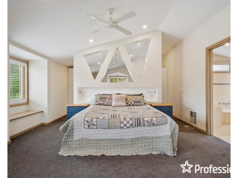 9 Belmont Road West, Croydon South VIC 3136