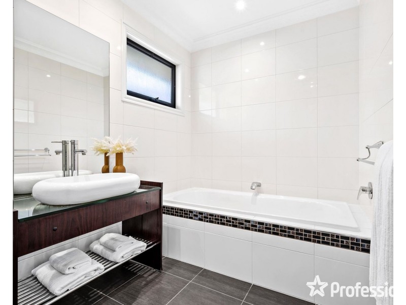 53 Valley Park Drive, Mooroolbark VIC 3138