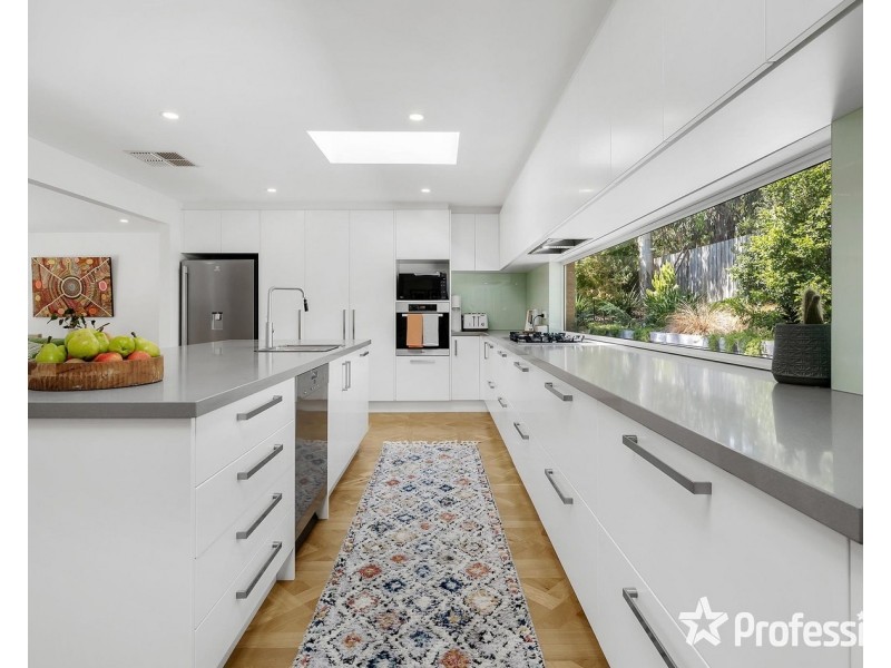 10 St Georges Avenue, Montrose VIC 3765