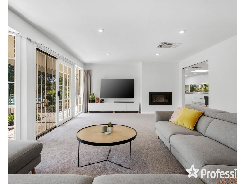 10 St Georges Avenue, Montrose VIC 3765