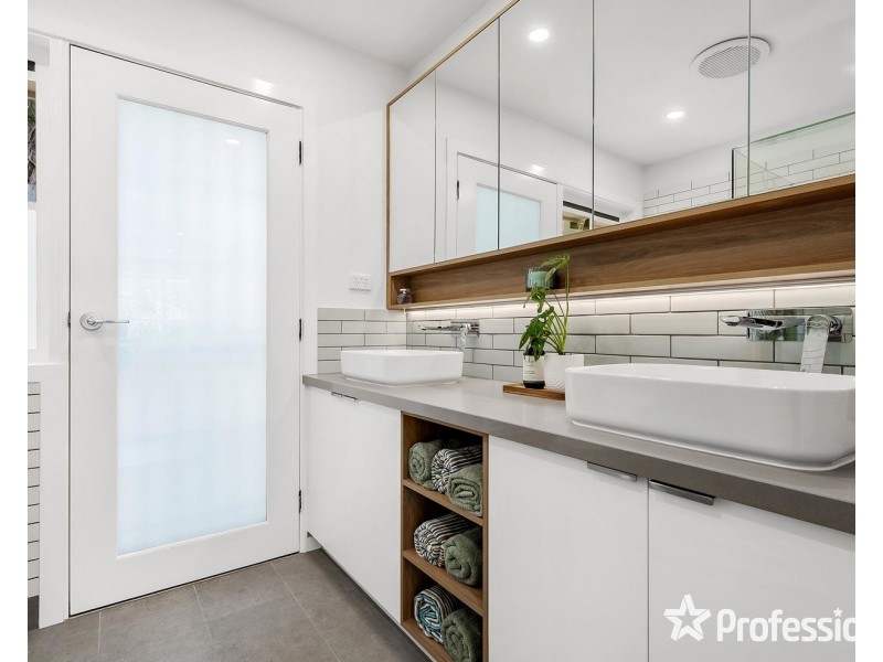 10 St Georges Avenue, Montrose VIC 3765