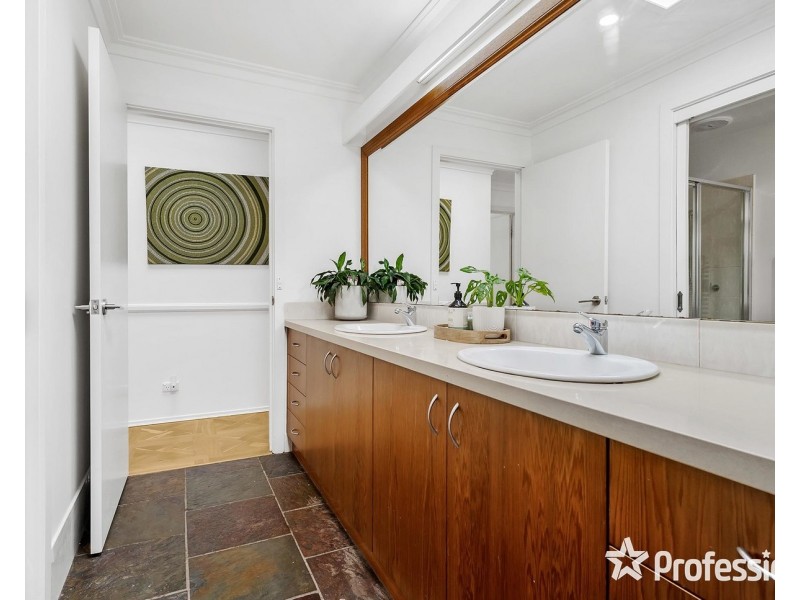 10 St Georges Avenue, Montrose VIC 3765