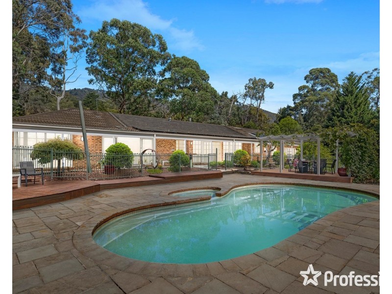 10 St Georges Avenue, Montrose VIC 3765