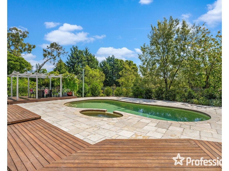 10 St Georges Avenue, Montrose VIC 3765