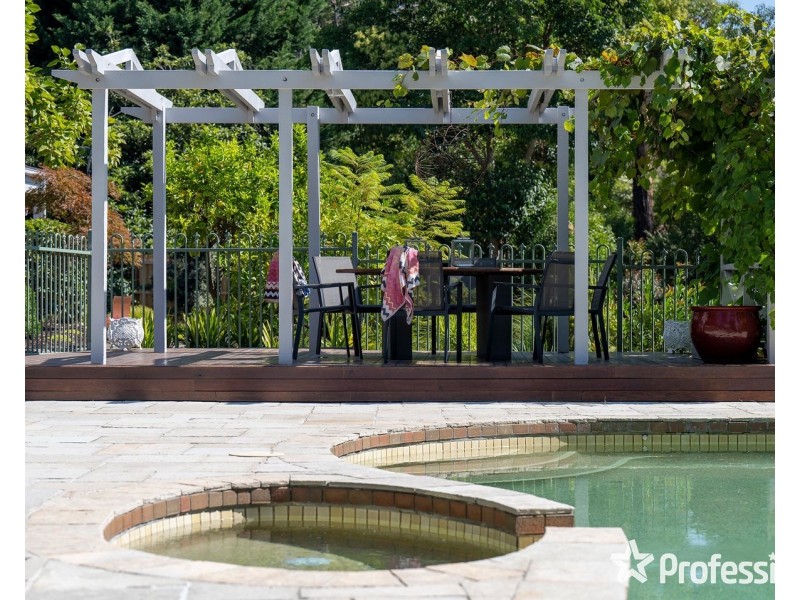 10 St Georges Avenue, Montrose VIC 3765