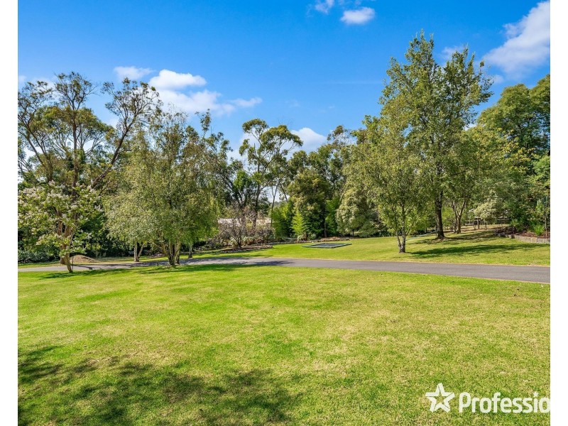 10 St Georges Avenue, Montrose VIC 3765