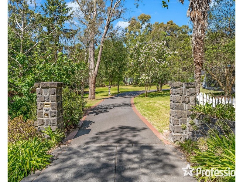 10 St Georges Avenue, Montrose VIC 3765