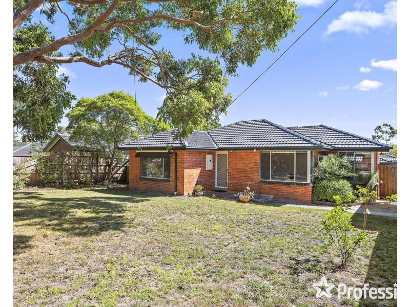13 Saxon Drive, Mooroolbark VIC 3138