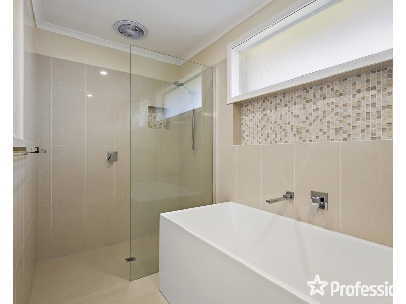 13 Saxon Drive, Mooroolbark VIC 3138