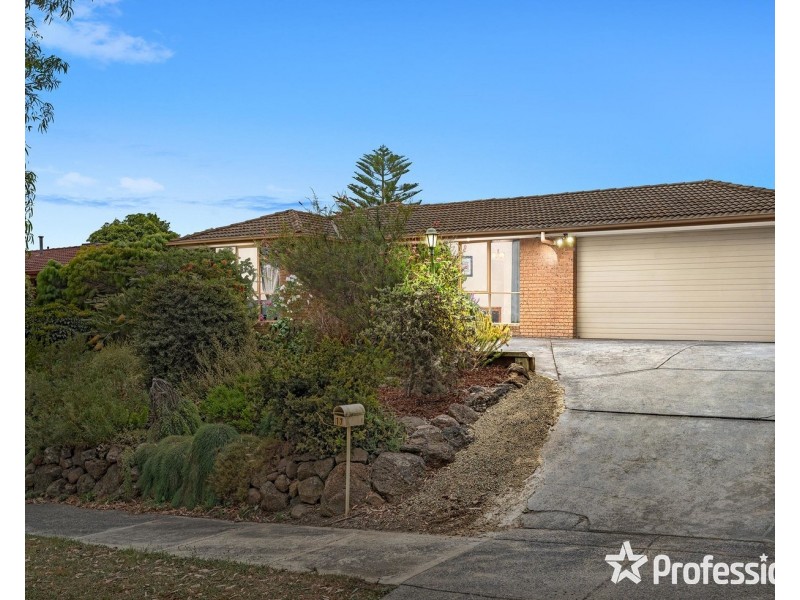17 Savanna Drive, Mooroolbark VIC 3138