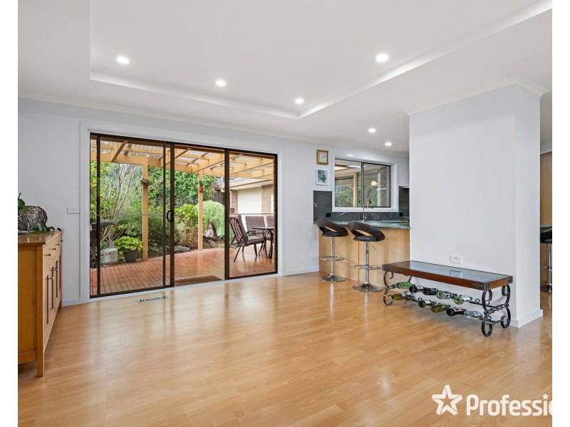 17 Savanna Drive, Mooroolbark VIC 3138