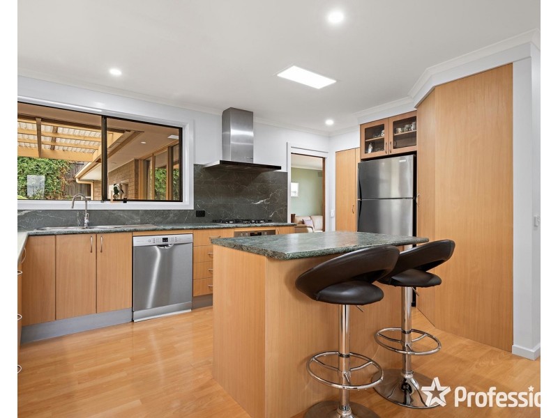17 Savanna Drive, Mooroolbark VIC 3138