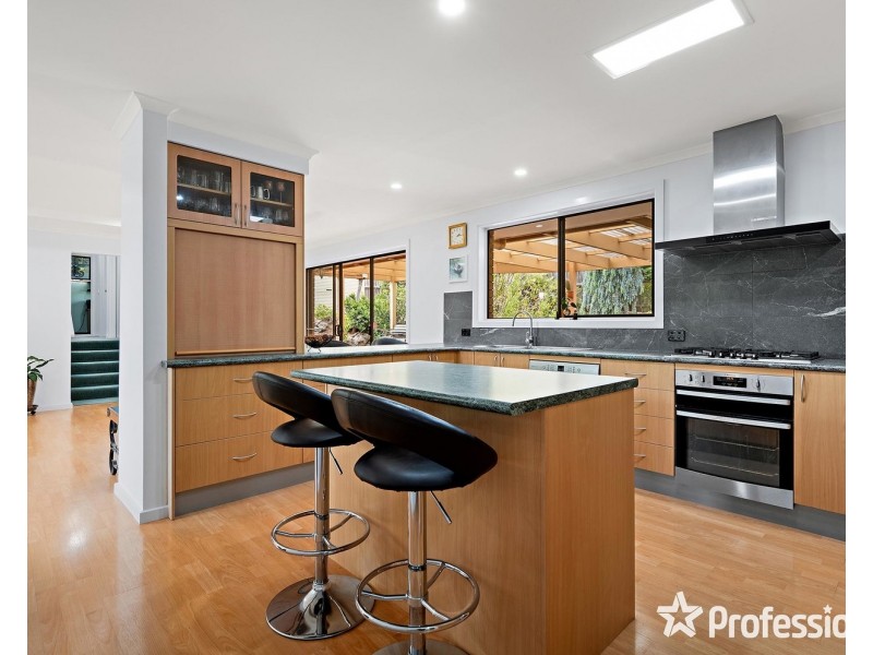 17 Savanna Drive, Mooroolbark VIC 3138