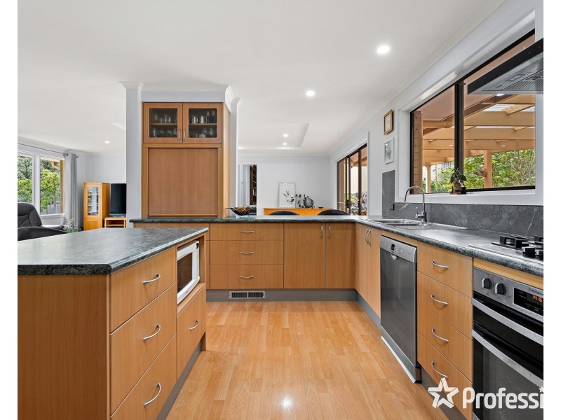 17 Savanna Drive, Mooroolbark VIC 3138