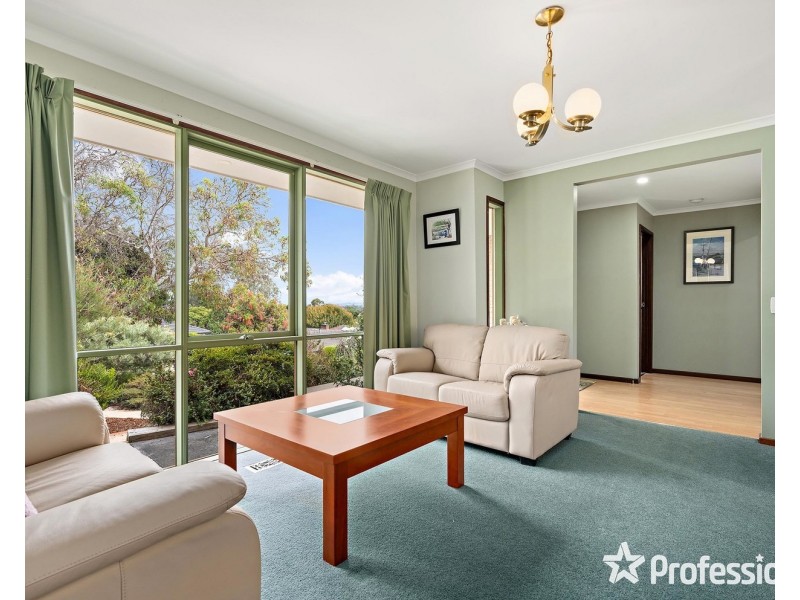 17 Savanna Drive, Mooroolbark VIC 3138