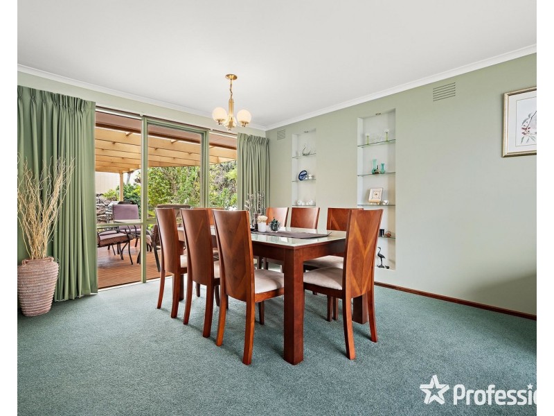 17 Savanna Drive, Mooroolbark VIC 3138