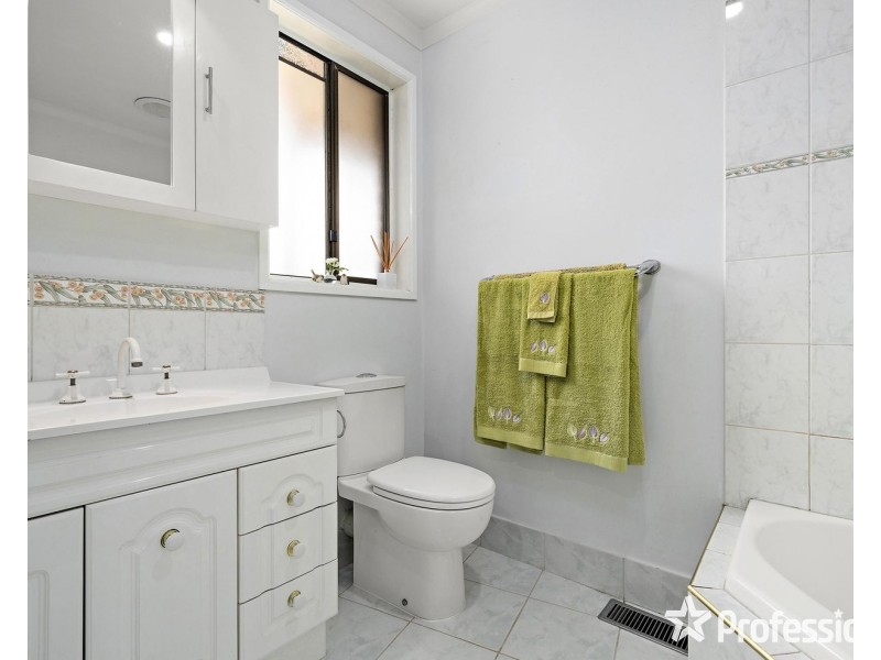 17 Savanna Drive, Mooroolbark VIC 3138