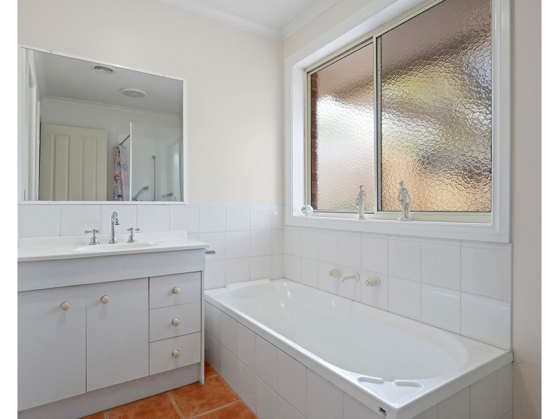 2/4 Colchester Road, Kilsyth VIC 3137
