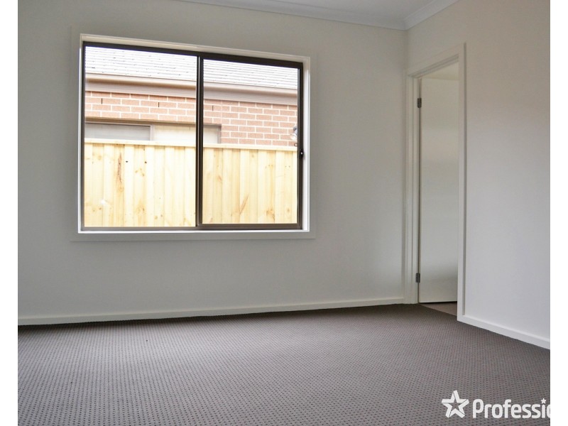 33 Tanika Circuit, Croydon VIC 3136