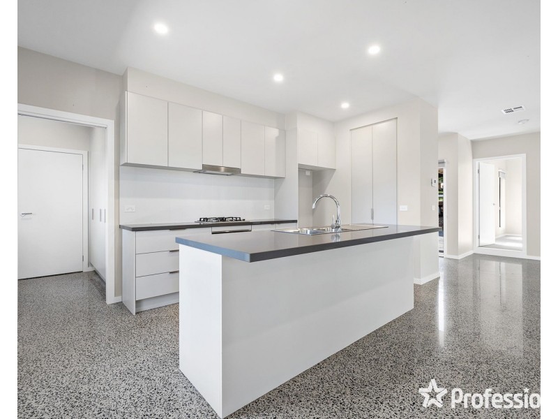 50a CHURCHILL Drive, Mooroolbark VIC 3138