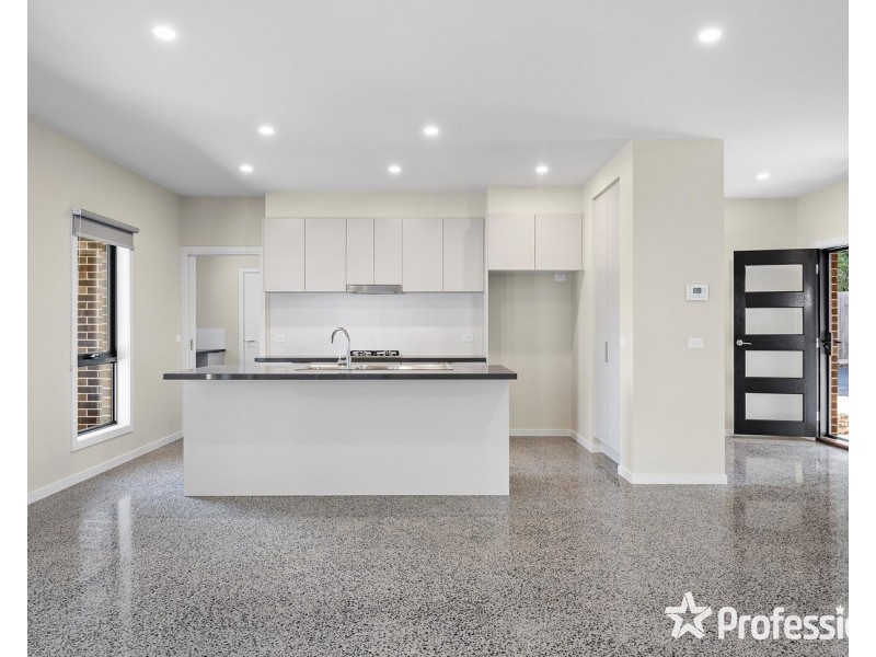 50a CHURCHILL Drive, Mooroolbark VIC 3138