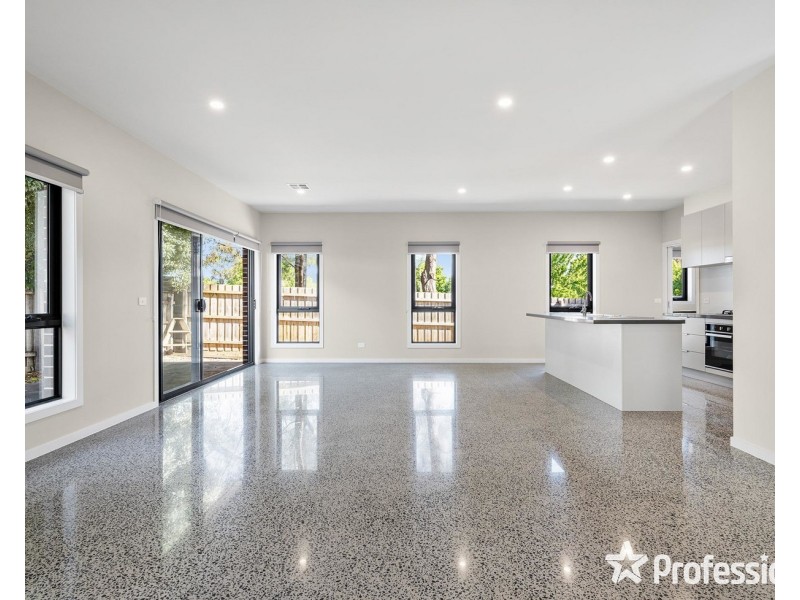 50a CHURCHILL Drive, Mooroolbark VIC 3138