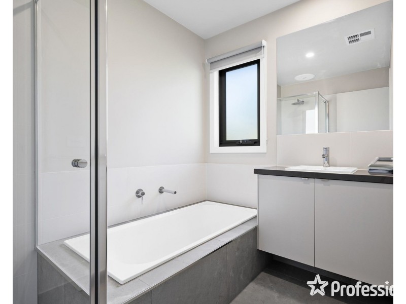 50a CHURCHILL Drive, Mooroolbark VIC 3138