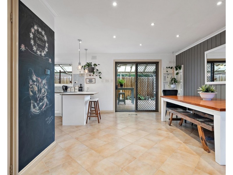 7 Bimbadeen Drive, Mooroolbark VIC 3138