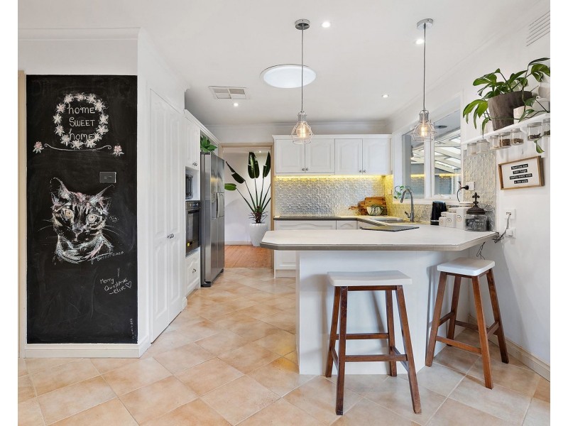 7 Bimbadeen Drive, Mooroolbark VIC 3138