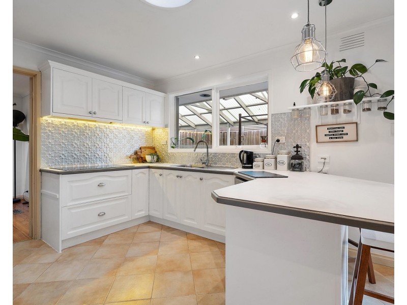 7 Bimbadeen Drive, Mooroolbark VIC 3138