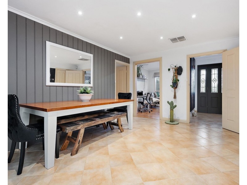 7 Bimbadeen Drive, Mooroolbark VIC 3138