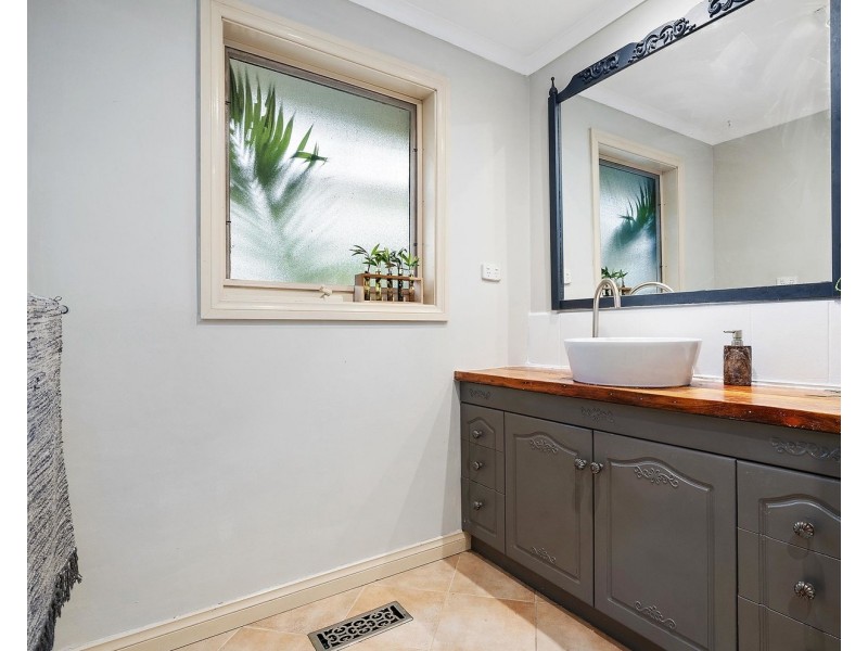 7 Bimbadeen Drive, Mooroolbark VIC 3138