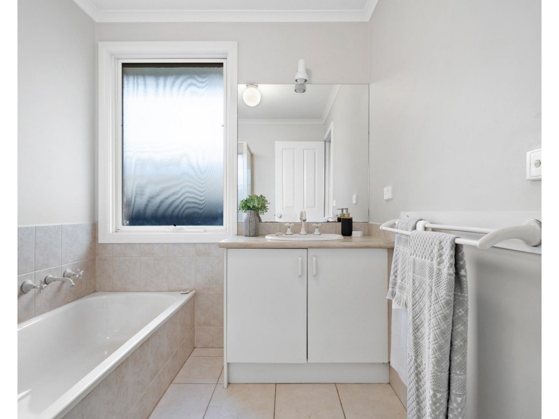 2/13 Rowan Street, Croydon VIC 3136