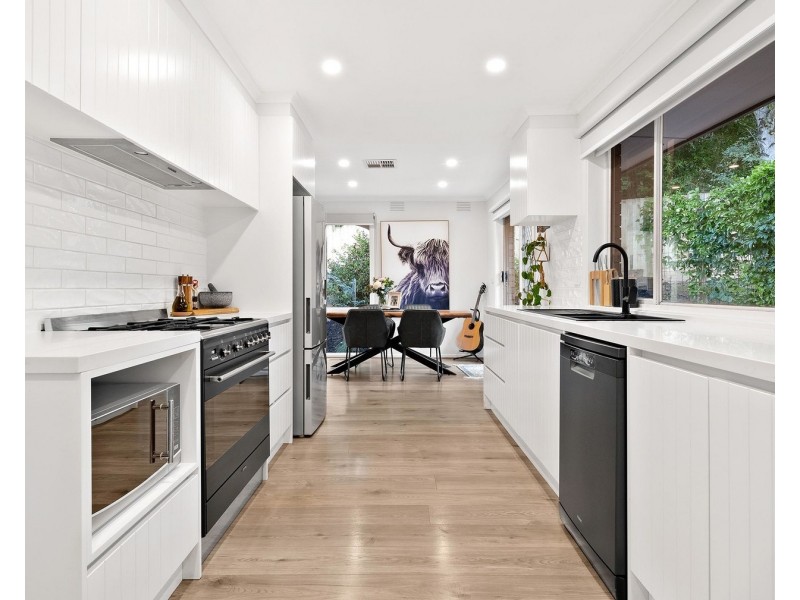 27 Selina Avenue, Mooroolbark VIC 3138