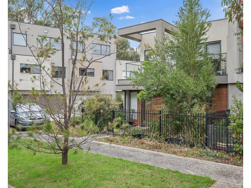 18 Lithgow Way, Mooroolbark VIC 3138