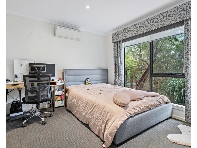 18 Lithgow Way, Mooroolbark VIC 3138