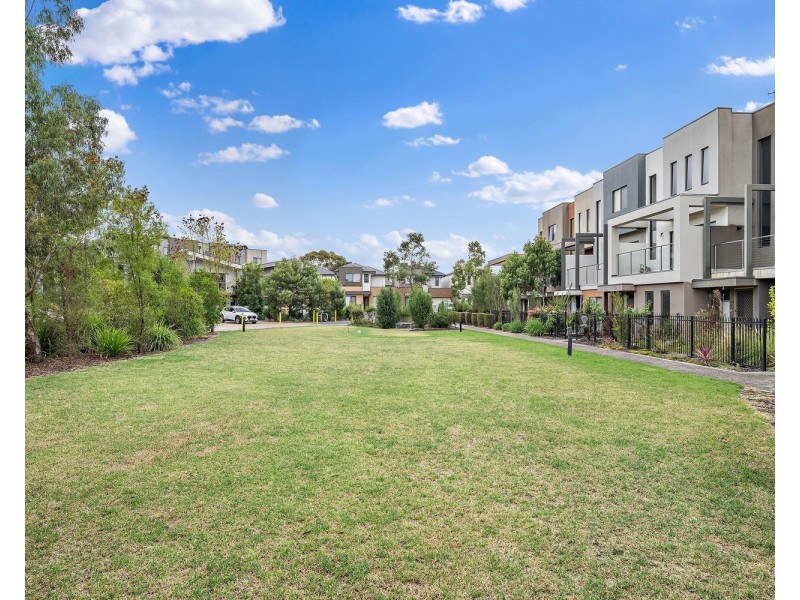 18 Lithgow Way, Mooroolbark VIC 3138