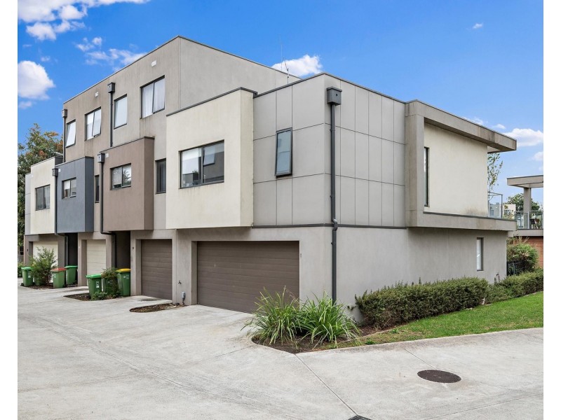 18 Lithgow Way, Mooroolbark VIC 3138